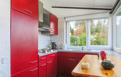 Ferienhausgebiet Hillenseifen House | Cozy Home in Gerolstein with Wifi and Pet-Friendly Amenities