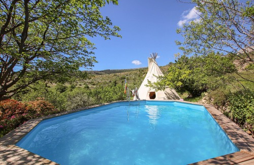 Gras House | Inviting 6-Bedroom Retreat with Pool and Lake View in Gras