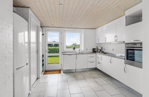 Flovt Strand House | Discover a Well-Equipped Cottage with Oceanfront Views