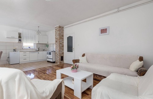 Gospic House | Year-Round Getaway in Dalmatia with Lake Views & Spa