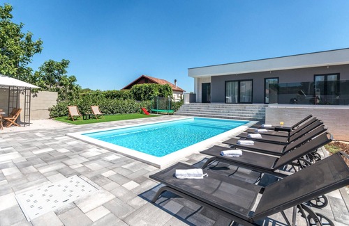 Donje Rastane House | Relaxing Holiday Home with Private Pool in a Quiet Oasis