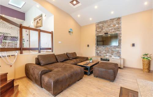 Hrvace House | Elegant Home in Hrvace with Heated Pool for Family Fun