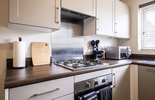 Hull House | Family-Friendly Home in Kingston-Upon-Hull with Kitchen