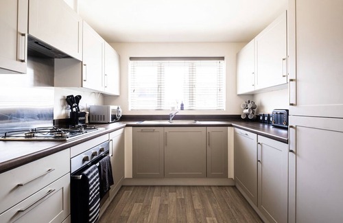 Hull House | Family-Friendly Home in Kingston-Upon-Hull with Kitchen
