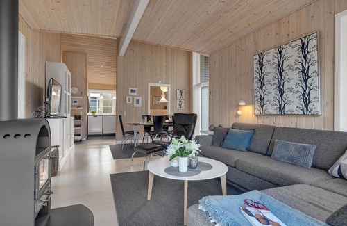 Trend House | Comfortable 3 Bedroom Stay with Ocean Views in Løgstør