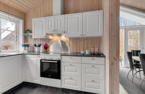 Trend House | Comfortable 3 Bedroom Stay with Ocean Views in Løgstør