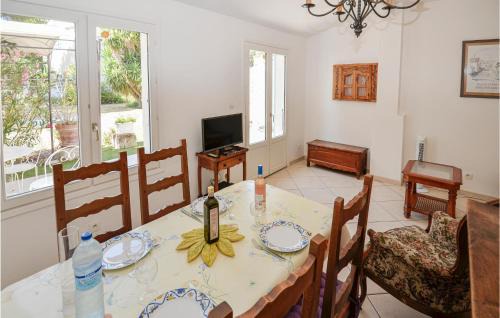 La Garde House | Cozy Home in La Garde with Kitchen and Pool Access