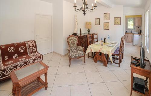 La Garde House | Cozy Home in La Garde with Kitchen and Pool Access