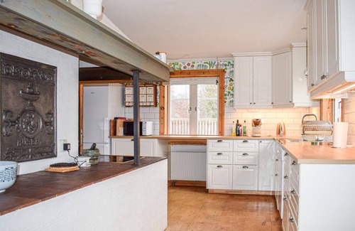 Lammhult House | Charming Cottage with Spa and Lake View Amenities