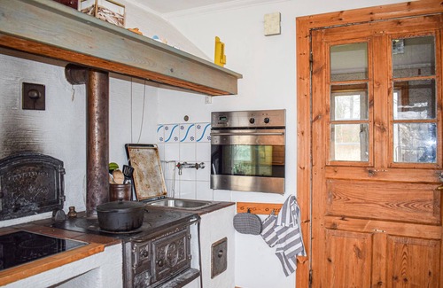 Lammhult House | Charming Cottage with Spa and Lake View Amenities
