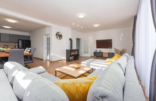 Gospic House | Relaxing 4 Bedroom Retreat with Pool & Spa in Musaluk