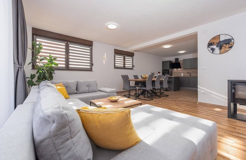 Gospic House | Relaxing 4 Bedroom Retreat with Pool & Spa in Musaluk