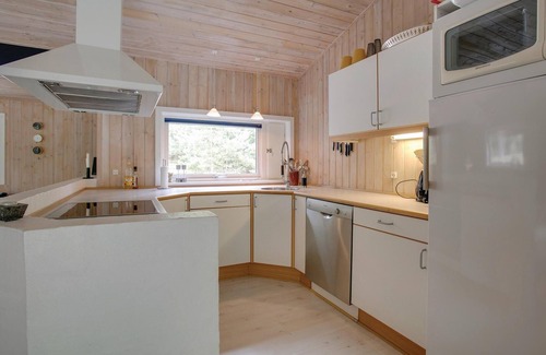 Spidsegard House | Cozy 4-Bedroom Retreat in Nexø with Oceanfront Amenities