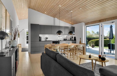 Olsted House | Overlooking the Roskildefjord: Ideal Oceanfront Getaway