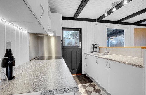 Ørsted House | Cozy Beachside Cottage with Ocean Views and Spa Amenities