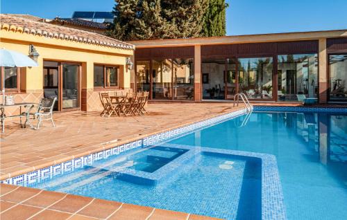 Otura House | Relaxing Retreat in Otura with Kitchen & Pet-Friendly Pool