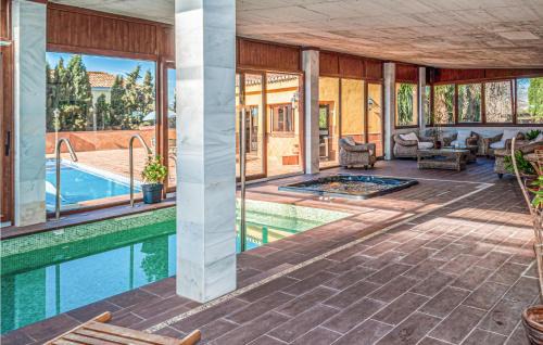 Otura House | Relaxing Retreat in Otura with Kitchen & Pet-Friendly Pool
