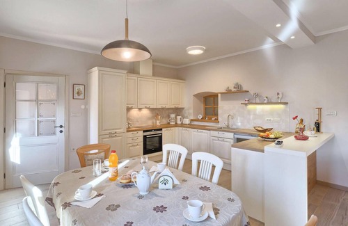 Heki House | Inviting 3-Bedroom Retreat with Pool in Pazin