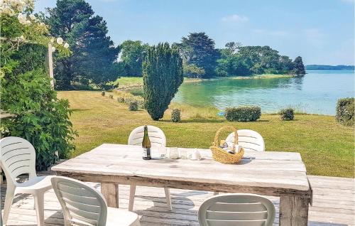 Pays Bigouden Sud House | Discover Home in Pont Labbé with Kitchen & Family Amenities