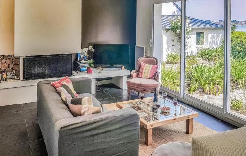 Pays Bigouden Sud House | Discover Home in Pont Labbé with Kitchen & Family Amenities
