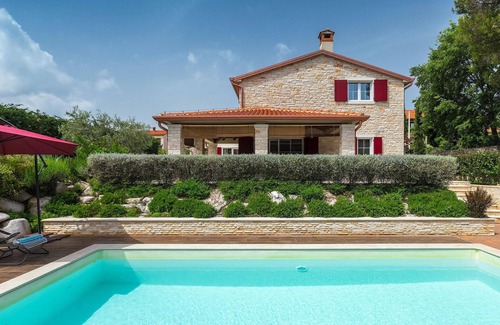 Tar-Vabriga House | Villa Eda: Family Retreat with Oceanfront Pool & Spa