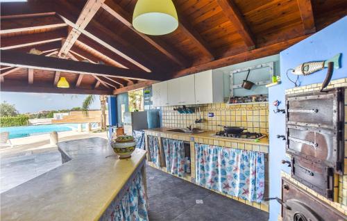 Pozzallo House | Inviting Retreat in Pozzallo RG with Sea View & Pool