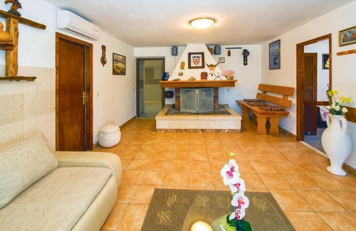 Pucisca House | Ideal 3-Bedroom Retreat with Oceanfront Views in Pucisca