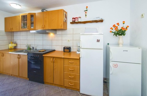 Pucisca House | Ideal 3-Bedroom Retreat with Oceanfront Views in Pucisca