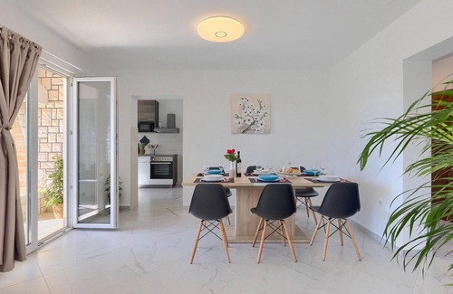 Fazana House | Imagine Your Perfect Getaway at Villa Berg with Ocean Views