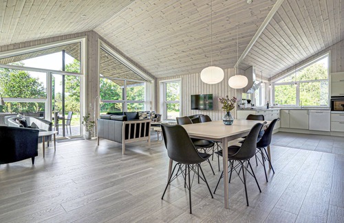 Sønderstrand House | Experience a Cozy Oceanfront Vacation Home Retreat