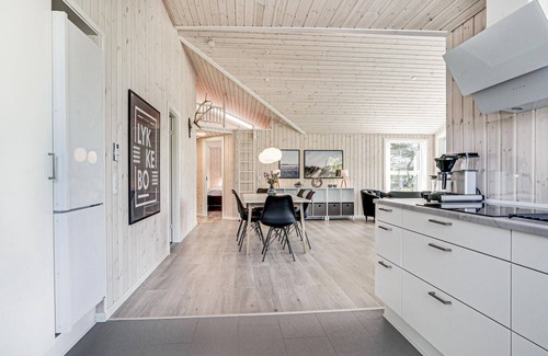 Sønderstrand House | Experience a Cozy Oceanfront Vacation Home Retreat