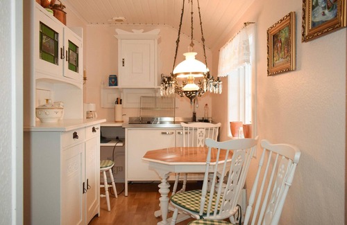 Reftele House | Quaint Cottage Retreat with Ocean Views and Pet-Friendly Stay
