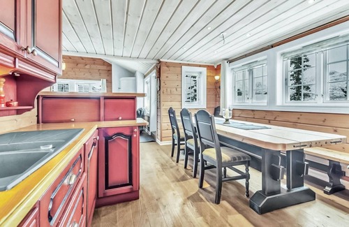 Atra House | Spacious 5 Bedroom Retreat with Lake View in Rjukan