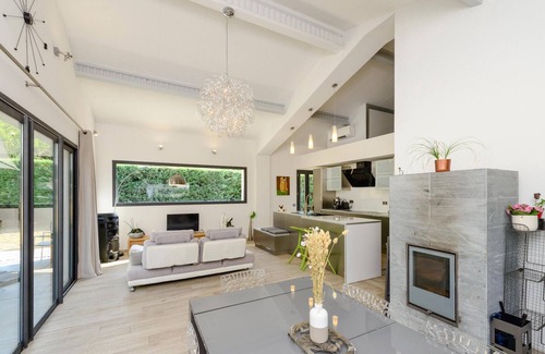 Rognes House | Relax in a Cozy Vacation Home with Pool and Spa Access