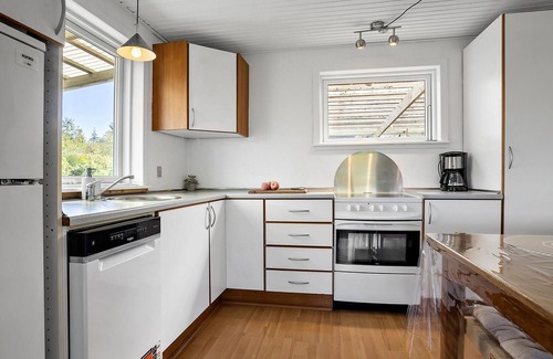Sallingsund House | Cozy 2-Bedroom Retreat with Ocean View in Roslev