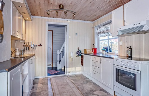 Kvaefjord Municipality House | Discover Northern Norway: Relaxing Vacation Home with Spa