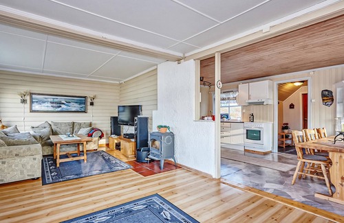 Kvaefjord Municipality House | Discover Northern Norway: Relaxing Vacation Home with Spa