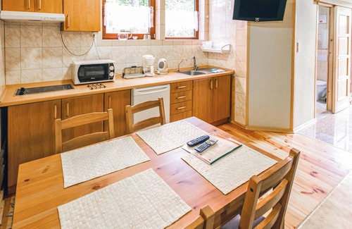 Majdy House | Cozy Retreat on Majdy Island with Lake View & Spa