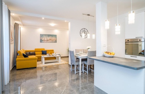 Ston House | Unforgettable Getaway in a Modern Vacation Home with Pool