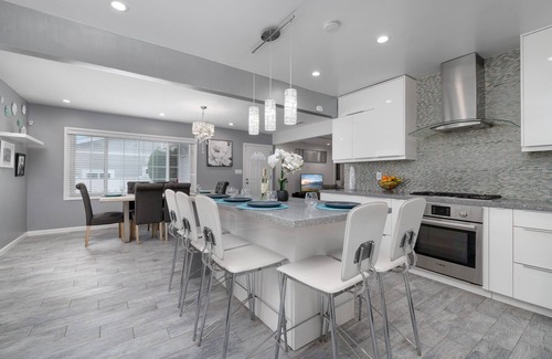 Loma Portal House | Sunny San Diego Retreat: Top-Rated Stay with Spa & Kitchen
