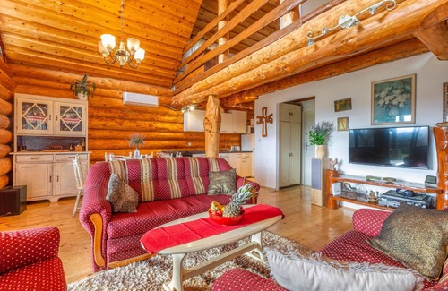 Lovinac House | Inviting Wooden House with Private Pool and Great Amenities