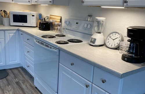 Spanaway House | Perfect Retreat for Adventurers & Nature Lovers with Pets