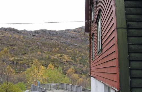 Samnanger House | Inviting Cottage Retreat with Lake View in Kvamskogen