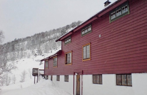 Samnanger House | Inviting Cottage Retreat with Lake View in Kvamskogen