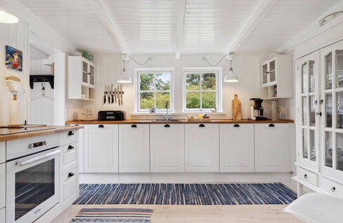 Hoensinge House | Bright Oceanfront Cottage with Fireplace and Scenic Views