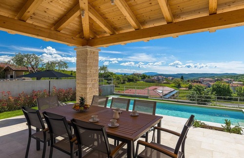 Vizinada House | Family-Friendly 4 Bedroom Retreat in Vizinada with Pool