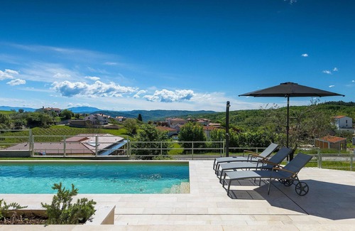 Vizinada House | Family-Friendly 4 Bedroom Retreat in Vizinada with Pool