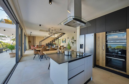 Zdrelac House | Spacious 6 Bedroom Accommodation in Beautiful Zdrelac