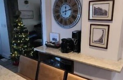 Collingwood House | Ideal Retreat Near Blue Mountain with Hot Tub & Pet Friendly