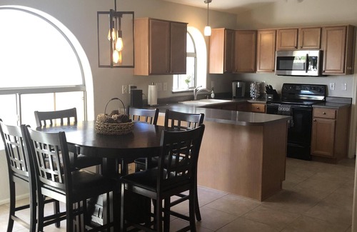 San Tan Valley House | Inviting Golf Course Retreat with Ocean View & Pool